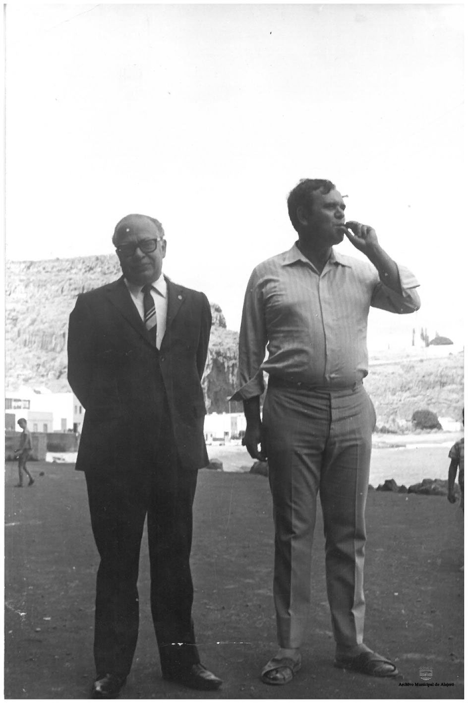 Vicente Plasencia Muñoz y Jaime Vega Hernández en una visita del Presidente del Cabildo a Playa Santiago